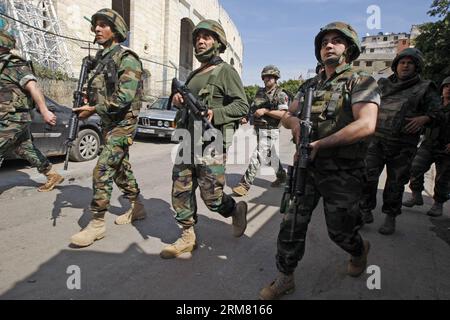 I soldati dell'esercito libanese pattugliano con le loro armi dopo scontri a Beirut, capitale del Libano, 23 marzo 2014. All'alba di domenica sono scoppiati scontri tra uomini armati filo-siriani e sostenitori dei ribelli siriani vicino al centro della città dello sport, con un numero indefinito di vittime riportate, ha detto l'Agenzia nazionale di stampa (NNA). (Xinhua/koka) LEBANON-BEIRUT-CLASH PUBLICATIONxNOTxINxCHN soldati libanesi pattuglia con le loro armi dopo scontri a Beirut capitale del Libano 23 marzo 2014 sono scoppiati scontri ALL'alba domenica tra pro siriani e dei ribelli siriani vicino al centro sportivo con indefiniti Foto Stock