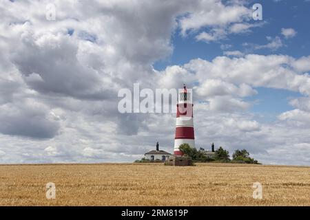 Faro di Happisburgh nel suo ambiente rurale, Norfolk, East Anglia, Regno Unito Foto Stock