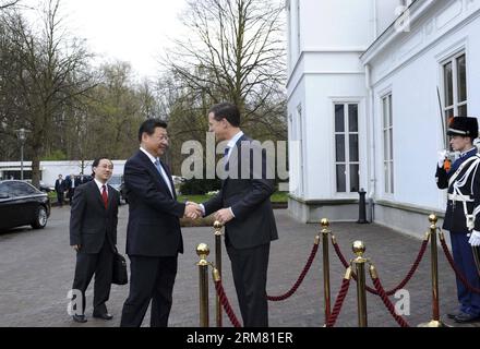 (140323) -- L'AIA, 23 marzo 2014 (Xinhua) -- il presidente cinese Xi Jinping (L) stringe la mano al primo ministro olandese Mark Rutte prima dei loro colloqui, a l'Aia, nei Paesi Bassi, 23 marzo 2014. (Xinhua/Rao Aimin) (cjq) PAESI BASSI-CINA-XI JINPING-MARK RUTTE-TALKS (CN) PUBLICATIONxNOTxINxCHN l'Aia 23 marzo 2014 XINHUA presidente cinese Xi Jinping l Shakes mani con i primi ministri olandesi Mark Rutte in vista dei loro colloqui all'Aia Paesi Bassi 23 marzo 2014 XINHUA RAO Aimin Paesi Bassi Cina XI Jinping Mark Rutte parla CN PUBLICATIONXINXINXINXN Foto Stock