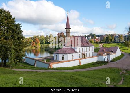 GATCHINA, RUSSIA - 10 SETTEMBRE 2021: Vista del Palazzo Priorato nel pomeriggio di settembre Foto Stock