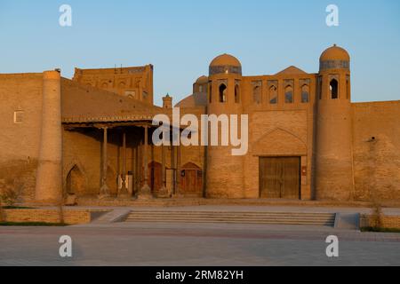 KHIVA, UZBEKISTAN - 7 SETTEMBRE 2022: Vista delle antiche porte del caravanserraglio Alakulli Khan in una mattinata di sole. Itchan-Kala Foto Stock