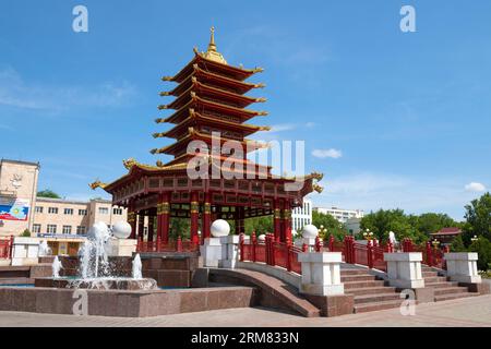 ELISTA, RUSSIA - 4 GIUGNO 2023: Pagoda buddista di sette giorni in un soleggiato giorno di giugno Foto Stock