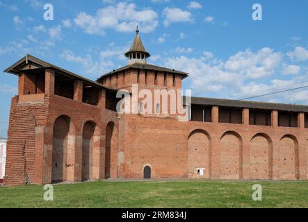 Frammento dell'antica parete del Cremlino di Kolomna in un soleggiato giorno di giugno. Vista dall'interno. Kolomna. Regione di Mosca, Russia Foto Stock