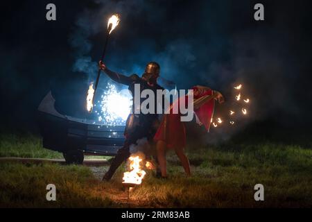 REGIONE DI TVERSKAYA, RUSSIA - 21 LUGLIO 2023: Frammento di uno spettacolo di fuochi d'artificio da favola sullo storico festival 'Epic Coast-2023' Foto Stock