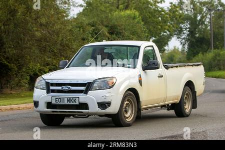 Whittlebury, Northants, Regno Unito - 26 agosto 2023: Pick-up Ford Ranger bianco del 2011 che viaggia su una strada di campagna inglese Foto Stock