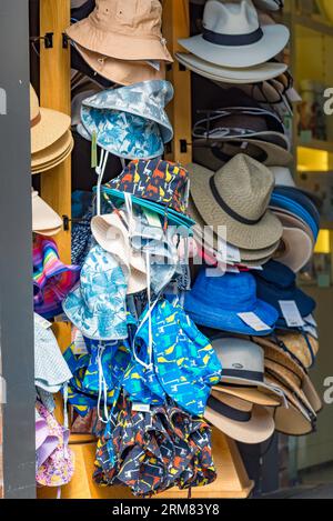 Cappelli uomo e donna in vendita su un portabicchieri in un negozio nei Royal Botanic Gardens, Sydney, Australia Foto Stock