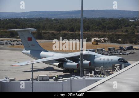 (140327) -- PERTH, 27 marzo 2014 (Xinhua) -- Un aereo dell'Aeronautica militare cinese ritorna all'Aeroporto Internazionale di Perth a Perth, Australia, 27 marzo 2014. La ricerca nell'Oceano Indiano meridionale per i segni della scomparsa del volo Malesia Airlines MH370 è stata sospesa a causa del maltempo. (Xinhua/lui Siu Wai) AUSTRALIA-PERTH-MH370-SEARCH PUBLICATIONxNOTxINxCHN Perth marzo 27 2014 XINHUA un aereo dell'Aeronautica militare cinese torna all'Aeroporto Internazionale di Perth a Perth Australia marzo 27 2014 la ricerca nell'Oceano Indiano meridionale per i segni della scomparsa del volo Malaysia Airlines è stata sospesa D Foto Stock