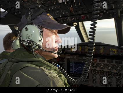 (140327) -- CANBERRA, 27 marzo 2014 (Xinhua) -- Ron Day, ufficiale della Royal Australian Air Force Warrant, esegue la scansione dell'oceano dal ponte di volo di un AP-3C Orion sopra l'Oceano Indiano meridionale come parte della ricerca guidata dall'autorizzazione per la sicurezza marittima australiana per il volo Malesia Airlines MH370 il 24 marzo 2014. (Xinhua/Australian Department of Defence) AUSTRALIA-MALESIA-MH370-SEARCH PUBLICATIONxNOTxINxCHN Canberra marzo 27 2014 l'ufficiale del Warrant della Royal Australian Air Force Ron Day esegue la scansione dell'oceano dalla piattaforma di volo di all'AP 3c Orion sopra l'Oceano Indiano meridionale come parte dell'Australian Maritime sa Foto Stock