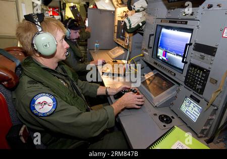 (140327) -- CANBERRA, 27 marzo 2014 (Xinhua) -- il Warrant Officer della Royal Australian Air Force Adam Tucker gestisce la telecamera elettroottica a bordo di un AP-3C Orion sopra l'Oceano Indiano meridionale come parte della ricerca guidata dall'autorizzazione per la sicurezza marittima australiana per il volo Malesia Airlines MH370 il 24 marzo 2014. (Xinhua/Australian Department of Defense) AUSTRALIA-MALESIA-MH370-SEARCH PUBLICATIONxNOTxINxCHN Canberra marzo 27 2014 L'ufficiale del Warrant della Royal Australian Air Force Adam Tucker gestisce la fotocamera ottica elettronica a bordo dell'AP 3c Orion sull'Oceano Indiano meridionale come parte dell'Austra Foto Stock