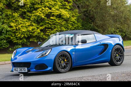 Whittlebury, Northants, Regno Unito - 26 agosto 2023: 2019 Lotus Elise sport 220 auto blu che viaggia su una strada di campagna inglese Foto Stock