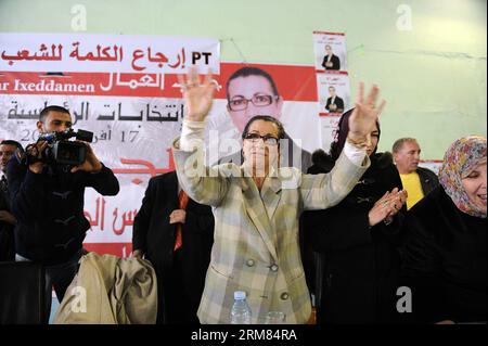 (140327) -- BLIDA, 27 marzo 2014 (Xinhua) -- candidato presidenziale algerino e leader del Partito dei lavoratori (PT) Louisa Hanoune (fronte) saluta i sostenitori durante una manifestazione elettorale, a Blida, ad ovest di Algeri, Algeria, il 27 marzo 2014. (Xinhua/Mohamed Kadri) ALGERIA-BLIDA-LOUISA HANOUNE-CAMPAIGN PUBLICATIONxNOTxINxCHN Blida marzo 27 2014 XINHUA candidato presidenziale algerino e leader del Partito dei lavoratori PT Louisa Front saluta i sostenitori durante il raduno della campagna ELETTORALE a Blida AD OVEST di Algeri Algeria IL 27 2014 marzo XINHUA Mohamed Kadri Algeria Blida Louisa Campaign PUBLICATIONNOT Foto Stock