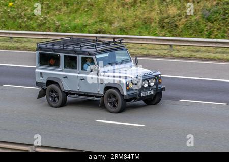 2012 Silver Land Rover Defender 110 TD D/C 2,2 TDCI LCV Double Cab pick up Diesel 2198 cc che viaggia a velocità sostenuta sull'autostrada M6 a Greater Manchester, Regno Unito Foto Stock