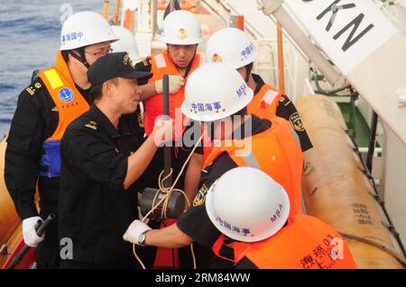 (140328) -- A BORDO DI HAIXUN 01, 28 marzo 2014 (Xinhua) -- i membri del personale della nave di pattugliamento della Chinese Maritime Safety Administration Haixun 01 controllano i beni di ricerca e recupero nell'Oceano Indiano meridionale, 28 marzo 2014. La nave pattugliatrice della Chinese Maritime Safety Administration Haixun 01 si trova nella nuova area di ricerca seguendo il parere dell'Australian Transport Safety Bureau (ATSB), l'Australian Maritime Safety Authority (AMSA) ha dichiarato nel suo ultimo aggiornamento di venerdì. La nuova area di ricerca è di circa 319.000 chilometri quadrati, circa 1.850 chilometri a ovest di Perth. (Xinhua/Chen Weiwei) (zcc) CINA-SALVATAGGIO Foto Stock