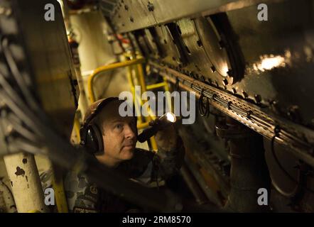 Chief Petty Officer Marine Technician - Propulsion Danny Davidson conduce un'ispezione sulle attrezzature nella sala macchine della nave della Royal Australian Navy HMAS successo mentre la nave prende parte alla ricerca del volo Malaysia Airlines MH 370 mancante nel Southern Indina Ocean, il 26 marzo 2014. (Xinhua/Australian Department of Defense)(zjl) AUSTRALIA-MALESIA-MH370-SEARCH PUBLICATIONxNOTxINxCHN Chief Petty Officer Navy Technician Propulsion Danny Davidson conduce a Inspection ON Equipment in the Engine Room of the Royal Australian Navy Ship Success AS the Ship Ender Ending Part in the Search f Foto Stock