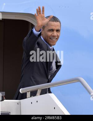 Il presidente degli Stati Uniti di ROMA Barack Obama salta a bordo dell'Air Force One all'aeroporto di Fiumicino vicino a Roma, Italia, il 28 marzo 2014. (Xinhua/Alberto Lingria)(bxq) ITALY-US-OBAMA PUBLICATIONxNOTxINxCHN Roma il presidente degli Stati Uniti Barack Obama si batte mentre presiede l'Air Force One ALL'Aeroporto di Fiumicino vicino Roma Italia IL 28 2014 marzo XINHUA Alberto Lingria Italia U.S. Obama PUBLICATIONxNOTxINxCHN Foto Stock