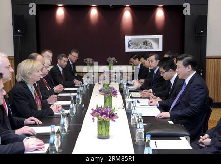 (140329) -- DUESSELDORF, 29 marzo 2014 (Xinhua) -- il presidente cinese Xi Jinping (1st R) incontra il Premier di Stato della Renania settentrionale-Vestfalia Hannelore Kraft a Duesseldorf, Germania, 29 marzo 2014. (Xinhua/Zhang Duo) (hdt) GERMANIA-DUESSELDORF-CHINA-XI JINPING-MEETING PUBLICATIONxNOTxINxCHN Duesseldorf marzo 29 2014 XINHUA il presidente cinese Xi Jinping 1° r incontra il Premier di Stato della Renania settentrionale Vestfalia Hannelore Power a Duesseldorf Germania marzo 29 2014 XINHUA Zhang Duo HDT Germania Duesseldorf Cina Xi Jinping Meeting PUBLXi Jinping Foto Stock