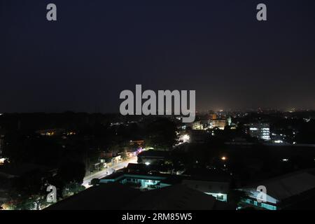 (140329) -- CONACRY, Marzo 29, 2014 (Xinhua) -- Foto scattata il 25 marzo 2014 mostra la vista della città di Conakry di notte, capitale della Guinea. Questo gruppo di foto, scattata attorno alla Terra ora giorno, che cade il 29 marzo di quest'anno, mostra il quotidiano vista notturna di alcune città principali a corto di potenza electrocity Sub-Sahara in paesi africani, come ad esempio il Mozambico, Repubblica Democratica del Congo, Ghana, Ruanda, Togo, ecc. La Guinea è in grado di garantire solo 24 ore di alimentazione per gli aeroporti e porti, lasciando le altre parte del paese con estrema insufficienza di elettricità. Parte di Conacry sobborghi va senza alimentazione per mesi una Foto Stock