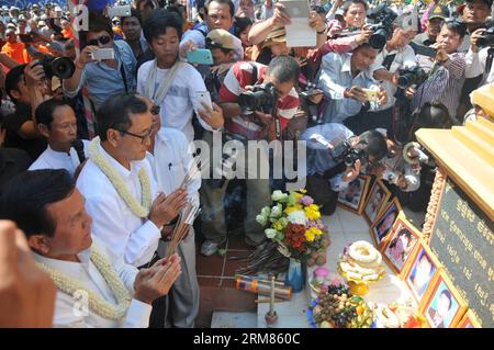 (140330) -- PHNOM PENH, 30 marzo 2014 (Xinhua) -- Sam Rainsy (2nd L, fronte), presidente del partito di opposizione Cambodian National Rescue Party (CNRP), prega a Phnom Penh, Cambogia, 30 marzo 2014. Il CNRP domenica mattina ha tenuto una cerimonia religiosa in uno stupa commemorativo in un parco, appena a sud del Palazzo reale, in memoria delle vittime di un attacco di granata 17 anni fa. (Xinhua/li Hong) CAMBOGIA-PHNOM PENH-17TH ANNIVERSARY-GRANADE ATTACK PUBLICATIONxNOTxINxCHN Phnom Penh marzo 30 2014 XINHUA Sat Rainsy 2nd l Front President of the opposition Cambodian National Rescue Party prays in Phnom PE Foto Stock