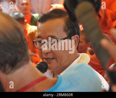 (140330) -- PHNOM PENH, 30 marzo 2014 (Xinhua) -- Sam Rainsy, presidente dell'opposizione Cambodian National Rescue Party (CNRP), parla a Phnom Penh, Cambogia, 30 marzo 2014. Il CNRP domenica mattina ha tenuto una cerimonia religiosa in uno stupa commemorativo in un parco, appena a sud del Palazzo reale, in memoria delle vittime di un attacco di granata 17 anni fa. (Xinhua/li Hong) CAMBOGIA-PHNOM PENH-17TH ANNIVERSARY-GRANADE ATTACK PUBLICATIONxNOTxINxCHN Phnom Penh marzo 30 2014 XINHUA Sat Rainsy Presidente dell'opposizione Cambodian National Rescue Party parla a Phnom Penh Cambogia marzo 30 2014 Foto Stock