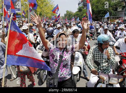 (140330) -- PHNOM PENH, 30 marzo 2014 (Xinhua) -- i sostenitori dell'opposizione Cambodian National Rescue Party (CNRP) celebrano il diciassettesimo anniversario di un attacco con granate a Phnom Penh, Cambogia, 30 marzo 2014. Il CNRP domenica mattina ha tenuto una cerimonia religiosa in uno stupa commemorativo in un parco, appena a sud del Palazzo reale, in memoria delle vittime di un attacco di granata 17 anni fa. (Xinhua/Sovannara) CAMBOGIA-PHNOM PENH-17TH ANNIVERSARY-GRANADE ATTACK PUBLICATIONxNOTxINxCHN Phnom Penh marzo 30 2014 i sostenitori di XINHUA dell'opposizione Cambodian National Rescue Party Mark the 17th Anniversar Foto Stock