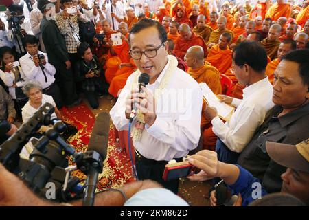 (140330) -- PHNOM PENH, 30 marzo 2014 (Xinhua) -- Sam Rainsy (C), presidente dell'opposizione Cambodian National Rescue Party (CNRP), parla a Phnom Penh, Cambogia, 30 marzo 2014. Il CNRP domenica mattina ha tenuto una cerimonia religiosa in uno stupa commemorativo in un parco, appena a sud del Palazzo reale, in memoria delle vittime di un attacco di granata 17 anni fa. (Xinhua/Phearum) CAMBOGIA-PHNOM PENH-17° ANNIVERSARIO-GRANATA ATTACCO PUBLICATIONxNOTxINxCHN Phnom Penh 30 2014 marzo XINHUA Sat Rainsy C Presidente dell'opposizione Cambodian National Rescue Party parla a Phnom Penh Cambodia 3 marzo Foto Stock