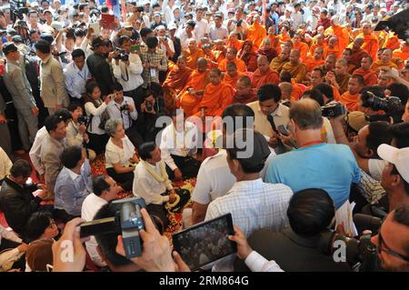 (140330) -- PHNOM PENH, 30 marzo 2014 (Xinhua) -- Sam Rainsy (C), presidente dell'opposizione Cambodian National Rescue Party (CNRP), partecipa a una cerimonia a Phnom Penh, Cambogia, 30 marzo 2014. Il CNRP domenica mattina ha tenuto una cerimonia religiosa in uno stupa commemorativo in un parco, appena a sud del Palazzo reale, in memoria delle vittime di un attacco di granata 17 anni fa. (Xinhua/li Hong) CAMBOGIA-PHNOM PENH-17° ANNIVERSARIO-ATTACCO GRANATA PUBLICATIONxNOTxINxCHN Phnom Penh marzo 30 2014 XINHUA Sat Rainsy C presidente del partito di salvataggio nazionale cambogiano di opposizione partecipa a una cerimonia a Phn Foto Stock