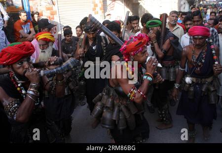 (140330) -- LAHORE, 30 marzo 2014 (Xinhua) -- i musulmani pakistani devoti soffiano corna nel santuario di Sufi saint Hazrat Shah Hussain, popolarmente noto come Madhu Lal Hussain, nel Pakistan orientale Lahore il 30 marzo 2014. Il festival annuale si è tenuto presso il santuario di Madhu Lal in occasione del suo 425° anniversario di nascita. (Xinhua/Jamil Ahmed) PAKISTAN-LAHORE-RELIGON-FESTIVAL PUBLICATIONxNOTxINxCHN Lahore marzo 30 2014 XINHUA Pakistani musulmani devoti Blow Horn AL Santuario Sufi Saint Hazrat Shah Hussain popolarmente noto come Madhu Lal Hussain nella Lahore del Pakistan orientale IL 30 2014 marzo IL Festival annuale wh Foto Stock