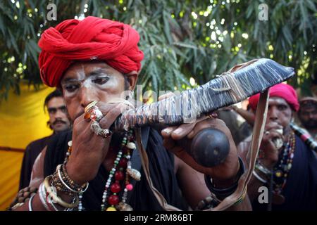(140330) -- LAHORE, 30 marzo 2014 (Xinhua) -- Un devoto musulmano pakistano soffia un corno al santuario di Sufi saint Hazrat Shah Hussain, popolarmente conosciuto come Madhu Lal Hussain, nel Pakistan orientale a Lahore il 30 marzo 2014. Il festival annuale si è tenuto presso il santuario di Madhu Lal in occasione del suo 425° anniversario di nascita. (Xinhua/Jamil Ahmed) PAKISTAN-LAHORE-RELIGON-FESTIVAL PUBLICATIONxNOTxINxCHN Lahore marzo 30 2014 XINHUA un devoto musulmano pakistano soffia un corno AL Santuario del Sufi Saint Hazrat Shah Hussain popolarmente noto come Madhu Lal Hussain nel Pakistan orientale S Lahore IL 30 2014 marzo IL Festival annuale Foto Stock