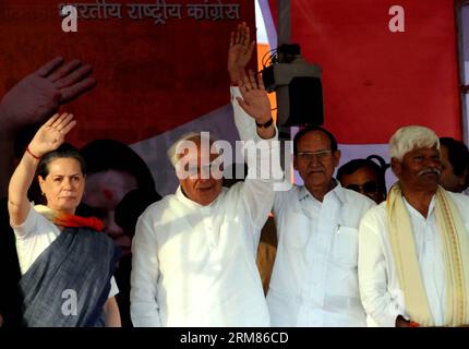 NUOVA DELHI, 30 marzo 2014 - il capo del Partito del Congresso indiano Sonia Gandhi (1st L) partecipa a una manifestazione elettorale con altri leader del partito a nuova Delhi, in India, 30 marzo 2014. Tra il 7 aprile e il 12 maggio, l'India terrà le elezioni generali del 2014 in nove fasi. (Xinhua/Partha Sarkar) INDIA-LAKHIMPUR-SONIA GANDHI PUBLICATIONxNOTxINxCHN nuova Delhi marzo 30 2014 Il capo del Partito del Congresso indiano Sonia Gandhi 1st l partecipa al raduno ELETTORALE con altri leader del partito a nuova Delhi India 30 2014 marzo tra il 7 aprile e il 12 maggio l'India terrà le sue elezioni generali del 2014 in nove fasi XINHUA Partha S Foto Stock