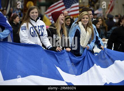 (140330) -- NEW YORK, 30 marzo 2014 (Xinhua) -- le persone con una grande bandiera nazionale greca partecipano alla 193a Parata del giorno dell'indipendenza greca sulla Fifth Avenue di New York, 30 marzo 2014. (Xinhua/Wang lei) US-NEW YORK-GREEK INDEPENDENCE DAY-PARADE PUBLICATIONxNOTxINxCHN New York marzo 30 2014 le celebrità di XINHUA con una grande bandiera greca partecipano alla 193a Parata del giorno dell'indipendenza greca SULLA Quinta strada di New York City marzo 30 2014 XINHUA Wang lei U.S. New York Greek Independence Day Parade PUBLICATIONXNOTXINXCHN Foto Stock