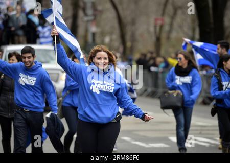 (140330) -- NEW YORK, 30 marzo 2014 (Xinhua) -- le persone con bandiere nazionali greche partecipano alla 193a Parata del giorno dell'indipendenza greca sulla Fifth Avenue di New York, 30 marzo 2014. (Xinhua/Wang lei) US-NEW YORK-GREEK INDEPENDENCE DAY-PARADE PUBLICATIONxNOTxINxCHN New York marzo 30 2014 le celebrità di XINHUA che tengono bandiere nazionali greche partecipano alla 193a Parata greca del giorno dell'indipendenza SULLA Quinta strada di New York City marzo 30 2014 XINHUA Wang lei U.S. New York Greek Independence Day Parade PUBLICATIONTxINxCHN Foto Stock