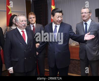 (140331) -- BRUXELLES, 31 marzo 2014 (Xinhua) -- il presidente cinese Xi Jinping (2° R) incontra Andre Flahaut (fronte, 1° L), presidente della camera dei rappresentanti belga, a Bruxelles, Belgio, 31 marzo 2014. (Xinhua/LAN Hongguang) (hdt) BELGIO-BRUXELLES-XI JINPING-ANDRE FLAHAUT-MEETING PUBLICATIONxNOTxINxCHN Bruxelles marzo 31 2014 XINHUA il presidente cinese Xi Jinping 2a r incontra André Flahaut Front 1° l presidente della camera dei rappresentanti belga a Bruxelles Belgio marzo 31 2014 XINHUA LAN Hongguang HDT Belgio Bruxelles Xi Jinping André Flahaut riunione André Flahaut PUBLONTIONTIONTIONTIONTIONTUBLT Foto Stock