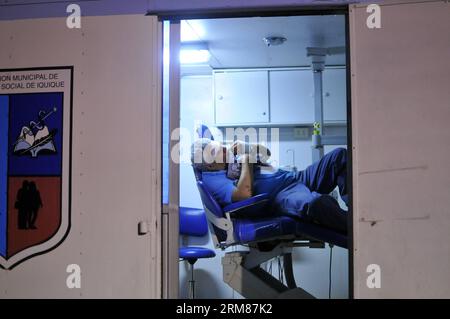 (140402) -- IQUIQUE, 2 aprile 2014 (Xinhua) -- Un uomo attende cure mediche in un centro di emergenza nello stadio Tierra de Campeones di Iquique City, nord del Cile, il 2 aprile 2014. Cinque persone sono morte in un terremoto di magnitudo 8,2 che ha colpito la costa settentrionale del Cile martedì, secondo il ministro degli interni Rodrigo Penailillo. (Xinhua/Agencia uno) CILE-IQUIQUE-EARTHQUAKE PUBLICATIONxNOTxINxCHN Iquique 2 aprile 2014 XINHUA a Man Waits for Medical treatment AT to EMERGENCY Center in Tierra de Stage of Iquique City North Chile IL 2 aprile 2014 cinque celebrità sono morte a magnitudo 8 2 EA Foto Stock