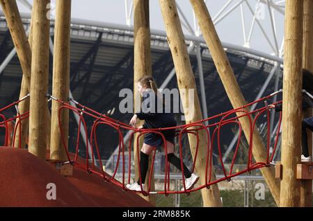 (140402) -- LONDRA, 2 aprile 2014 (Xinhua) -- i bambini della London Chobham Academy School giocano nelle aree gioco per bambini nel recentemente trasformato sud del Queen Elizabeth Olympic Park il 2 aprile 2014 prima che apra al pubblico il 5 aprile 2014 per la prima volta dai Giochi Olimpici di Londra 2012. (Xinhua/Wang Lili) (SP)BRITAIN-LONDON-QUEEN ELIZABETH OLYMPIC PARK PUBLICATIONxNOTxINxCHN Londra 2 aprile 2014 XINHUA Kids from London Chobham Academy School Play nelle aree gioco per bambini nel nuovo South of Queen Elizabeth Olympic Park IL 2 aprile 2014 prima che apra al pubblico IL 5 aprile Foto Stock