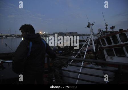 (140402) -- IQUIQUE, 2 aprile 2014 (Xinhua) -- Un uomo osserva barche danneggiate in un molo dopo un terremoto a Iquique nella regione di Tarapaca, nel nord del Cile, il 2 aprile 2014. Un terremoto di magnitudo 8,2 ha colpito al largo della costa settentrionale del Cile martedì, causando cinque morti e tre feriti gravi, mentre migliaia di persone sono state evacuate a causa di un allarme tsunami. (Xinhua/Pablo vera/Agencia uno) (djj) CILE-IQUIQUE-EARTHQUAKE PUBLICATIONxNOTxINxCHN Iquique 2 aprile 2014 XINHUA A a Man osserva le imbarcazioni danneggiate IN un molo dopo il terremoto a Iquique della regione di Tarapaca nel nord del Cile IL 2 aprile 20 Foto Stock