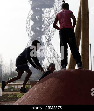 (140402) -- LONDRA, 2 aprile 2014 (Xinhua) -- i bambini della London Chobham Academy School giocano nelle aree gioco per bambini nel recentemente trasformato sud del Queen Elizabeth Olympic Park il 2 aprile 2014 prima che apra al pubblico il 5 aprile 2014 per la prima volta dai Giochi Olimpici di Londra 2012. (Xinhua/Wang Lili) (SP)BRITAIN-LONDON-QUEEN ELIZABETH OLYMPIC PARK PUBLICATIONxNOTxINxCHN Londra 2 aprile 2014 XINHUA Kids from London Chobham Academy School Play nelle aree gioco per bambini nel nuovo South of Queen Elizabeth Olympic Park IL 2 aprile 2014 prima che apra al pubblico IL 5 aprile Foto Stock