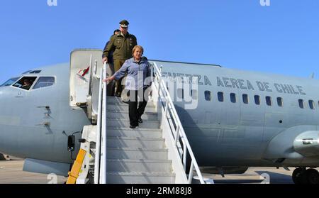 (140402) -- IQUIQUE, 2 aprile 2014 (Xinhua) -- la foto fornita dalla Presidenza del Cile mostra il presidente cileno Michelle Bachelet (fronte) che arriva a Iquique, nel nord del Cile, il 2 aprile 2014. Bachelet ha visitato mercoledì le città di Iquique e Arica, che sono state colpite da un terremoto di magnitudo 8,2 che ha colpito al largo della costa settentrionale del Cile martedì. (Presidenza di Xinhua/Cile) CILE-IQUIQUE-EARTHQUAKE-BACHELET PUBLICATIONxNOTxINxCHN Iquique 2 aprile 2014 XINHUA foto fornita dalla presidenza del Cile mostra il fronte del presidente cileno Michelle Bachelet che arriva a Iquique nel nord del Cile IL 2 aprile 20 Foto Stock