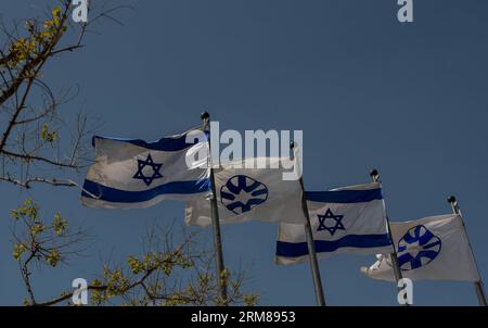 (140403) -- GERUSALEMME, 3 aprile 2014 (Xinhua) -- le bandiere nazionali israeliane (1st L, 3rd L) e le bandiere del Ministero degli Esteri israeliano (1st R, 3rd R) sono viste all'ingresso del ministero a Gerusalemme, il 3 aprile 2014. Mercoledì sera i dipendenti del Ministero degli Esteri israeliano hanno firmato un accordo con il Tesoro per porre fine a una disputa di lavoro lunga un anno e a uno sciopero generale della durata di una settimana. I diplomatici riceveranno un aumento di stipendio e un bonus per vivere in quei cosiddetti stati difficili, dove si trovano ad affrontare una minaccia crescente. Il loro libro paga sarà aggiornato anche in base ai costi di vita nel paese in cui t Foto Stock