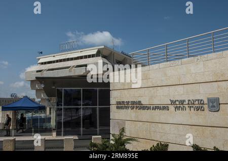 (140403) -- GERUSALEMME, 3 aprile 2014 (Xinhua) -- Un membro dello staff entra nel Ministero degli Esteri israeliano a Gerusalemme, il 3 aprile 2014. Mercoledì sera i dipendenti del Ministero degli Esteri israeliano hanno firmato un accordo con il Tesoro per porre fine a una disputa di lavoro lunga un anno e a uno sciopero generale della durata di una settimana. I diplomatici riceveranno un aumento di stipendio e un bonus per vivere in quei cosiddetti stati difficili, dove si trovano ad affrontare una minaccia crescente. Il loro libro paga sarà aggiornato anche in base ai costi di vita nel paese in cui servono, con modifiche dei loro piani pensionistici. (Xinhua/li Rui)(zjl) MIDEAST-JERUSALEM-IS Foto Stock