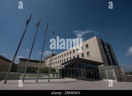 (140403) -- GERUSALEMME, 3 aprile 2014 (Xinhua) -- Un membro della sicurezza (L) sta di guardia all'ingresso del Ministero degli Esteri israeliano a Gerusalemme, il 3 aprile 2014. Mercoledì sera i dipendenti del Ministero degli Esteri israeliano hanno firmato un accordo con il Tesoro per porre fine a una disputa di lavoro lunga un anno e a uno sciopero generale della durata di una settimana. I diplomatici riceveranno un aumento di stipendio e un bonus per vivere in quei cosiddetti stati difficili, dove si trovano ad affrontare una minaccia crescente. Il loro libro paga sarà aggiornato anche in base ai costi di vita nel paese in cui servono, con modifiche dei loro piani pensionistici. (Xinhua/L Foto Stock