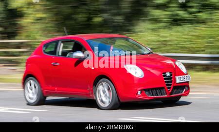 Milton Keynes, Regno Unito - 23 agosto 2023. Auto Alfa Romeo Mito rossa del 2009 che viaggia su una strada inglese Foto Stock