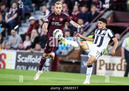 Edimburgo, Scozia, Regno Unito. 24 agosto 2023. Nathaniel Atkinson di Hearts (a sinistra) e Taison di PAOK (a destra) combattono per la palla durante una partita tra Hearts e PAOK. Partita di playoff della Conference League tra Heart of Midlothian e PAOK FC. La partita finì 1-2. (Immagine di credito: © Giannis Papanikos/ZUMA Press Wire) SOLO USO EDITORIALE! Non per USO commerciale! Foto Stock