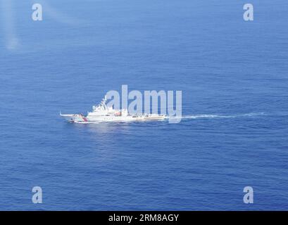 (140405) -- SOUTHERN INDIA OCEAN, 5 aprile 2014 (Xinhua) -- foto scattata il 29 marzo 2014 mostra la pattuglia cinese Haixun 01 Searching in souther India Ocean. La pattuglia cinese Haixun 01, alla ricerca del jet passeggeri malese MH370 mancante, ha rilevato un segnale a impulsi con una frequenza di 37 kHz al secondo nelle acque meridionali dell'Oceano Indiano sabato. Un rilevatore di scatole nere distribuito dall'Haixun 01 rilevò il segnale a circa 25 gradi di latitudine sud e 101 gradi di longitudine est. Non si è ancora stabilito se sia collegato al jet mancante. (Xinhua/Bai Ruixue) (djj) INDIA MERIDIONALE Foto Stock