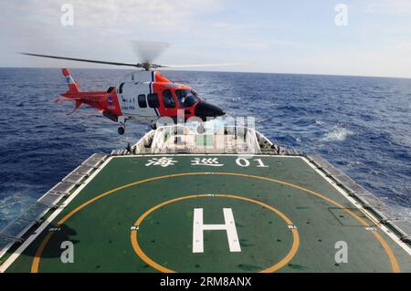 (140405) -- SOUTHERN INDIA OCEAN, 5 aprile 2014 (Xinhua) -- foto scattata il 21 marzo 2014 mostra la nave di pattuglia cinese Haixun 01 Searching in souther India Ocean. Secondo il China Maritime Search and Rescue Center, un segnale pulsato rilevato dalla pattuglia cinese Haixun 01 Saturday non è stato confermato come correlato alla scomparsa del jet passeggeri malese MH370. Un rilevatore di scatole nere implementato dall'Haixun 01 ha rilevato il segnale con una frequenza di 37 kHz al secondo a circa 25 gradi di latitudine sud e 101 gradi di longitudine est nelle acque meridionali dell'Oceano Indiano sabato pomeriggio. (Xinhua/Chen Wei Foto Stock