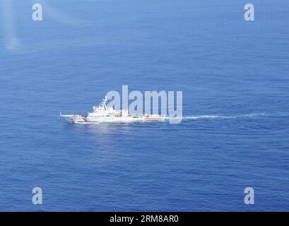 (140405) -- SOUTHERN INDIA OCEAN, 5 aprile 2014 (Xinhua) -- foto scattata il 29 marzo 2014 mostra la pattuglia cinese Haixun 01 Searching in souther India Ocean. Secondo il China Maritime Search and Rescue Center, un segnale pulsato rilevato dalla pattuglia cinese Haixun 01 Saturday non è stato confermato come correlato alla scomparsa del jet passeggeri malese MH370. Un rilevatore di scatole nere implementato dall'Haixun 01 ha rilevato il segnale con una frequenza di 37 kHz al secondo a circa 25 gradi di latitudine sud e 101 gradi di longitudine est nelle acque meridionali dell'Oceano Indiano sabato pomeriggio. (Xinhua/Bai Ruix Foto Stock