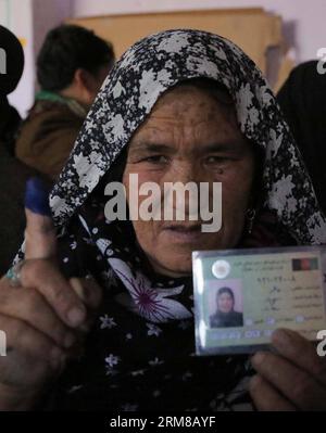 Una donna afghana mostra il suo dito inchiostrato dopo aver gettato il suo voto in un centro elettorale nella provincia di Ghazni, Afghanistan, il 5 aprile 2014. I sondaggi per le elezioni presidenziali in Afghanistan si sono conclusi sabato e il conteggio delle schede è iniziato, hanno detto i funzionari elettorali del paese. Un totale di 6.218 centri elettorali sono rimasti aperti il giorno delle elezioni e circa 7 milioni di elettori ammissibili, il 36% di loro donne, avevano espresso i loro voti. (Xinhua/Rahmat) AFGHANISTAN-ELEZIONI PRESIDENZIALI-BALLOTING-CONCLUSION PUBLICATIONxNOTxINxCHN alla donna afghana mostra le dita inchiostrate dopo aver lanciato il suo voto A. Foto Stock