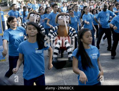 (140407) -- MANILA, 7 aprile 2014 (Xinhua) -- la gente esegue la danza delle zanzare per celebrare la giornata Mondiale della Sanità presso il Dipartimento della Sanità delle Filippine (DOH) a Manila, Filippine, 7 aprile 2014. La DOH ha presentato la sua danza zanzara nel tentativo di rinnovare l'attenzione sul controllo delle zanzare per prevenire la diffusione della dengue, della malaria e di altre malattie trasmesse da vettori e come risposta all'appello dell'Organizzazione Mondiale della Sanità di controllare la diffusione delle malattie trasmesse dalle zanzare. (Xinhua/Rouelle Umali) FILIPPINE-MANILA-GIORNATA MONDIALE DELLA SALUTE PUBLICATIONxNOTxINxCHN Manila 7 aprile 2014 le celebrità di XINHUA eseguono il MOS Foto Stock