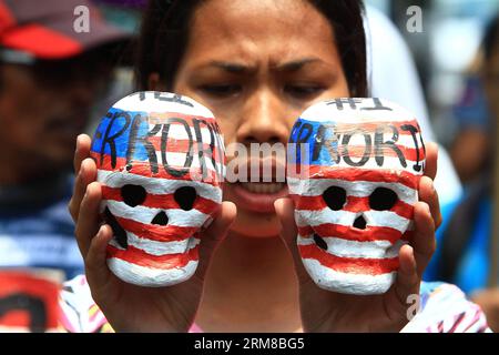 (140407) -- MANILA, 7 aprile 2014 (Xinhua) -- un attivista tiene teschi finti durante una protesta nei pressi dell'ambasciata degli Stati Uniti contro l'aumento del dispiegamento di truppe statunitensi in tutto il paese, a Manila, nelle Filippine, 7 aprile 2014. (Xinhua/Rouelle Umali) FILIPPINE-MANILA-RALLY PUBLICATIONxNOTxINxCHN Manila 7 aprile 2014 XINHUA to Activist tiene Mock Skulls durante una protesta nei pressi dell'Ambasciata degli Stati Uniti contro l'aumento delle truppe statunitensi in tutto il Paese a Manila Filippine 7 aprile 2014 XINHUA Umali Filippine Manila Rally PUBLICATIONXNOTXINCHN Foto Stock