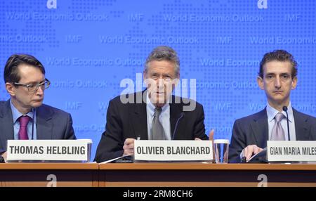 (140408) -- WASHINGTON, 8 aprile 2014 (Xinhua) -- Olivier Blanchard(M), consigliere economico del FMI e direttore del dipartimento di ricerca, partecipa a un comunicato stampa sul World Economic Outlook presso la sede centrale del FMI a Washington D.C., capitale degli Stati Uniti, 8 aprile 2014. Martedì il Fondo monetario internazionale (FMI) ha abbassato le previsioni di crescita economica globale per quest'anno e il prossimo. (Xinhua/Bao dandan) US-WASHINGTON-WORLD ECONOMIC OUTLOOK PUBLICATIONxNOTxINxCHN Washington 8 aprile 2014 XINHUA Olivier Blanchard M FMI Consigliere economico e Direttore del Dipartimento di ricerca partecipa a un Press Bri Foto Stock