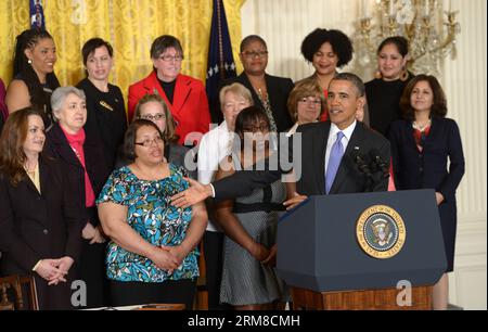 (140408) -- WASHINGTON, 8 aprile 2014 (Xinhua) -- il presidente degli Stati Uniti Barack Obama parla prima di firmare un memorandum Advancing Pay Equality for Women in the White House in Washington D.C., 8 aprile 2014. (Xinhua/Yin Bogu) U.S.-WASHINGTON-OBAMA-EQUAL PAY PUBLICATIONxNOTxINxCHN Washington 8 aprile 2014 XINHUA il presidente degli Stati Uniti Barack Obama parla prima di firmare un Memorandum Advancing Pay EQUALITY for Women in the White House in Washington D C 8 aprile 2014 XINHUA Yin Bogu U S Washington Obama EQUAL Pay PUBLICATIONxNOTxINxCHN Foto Stock